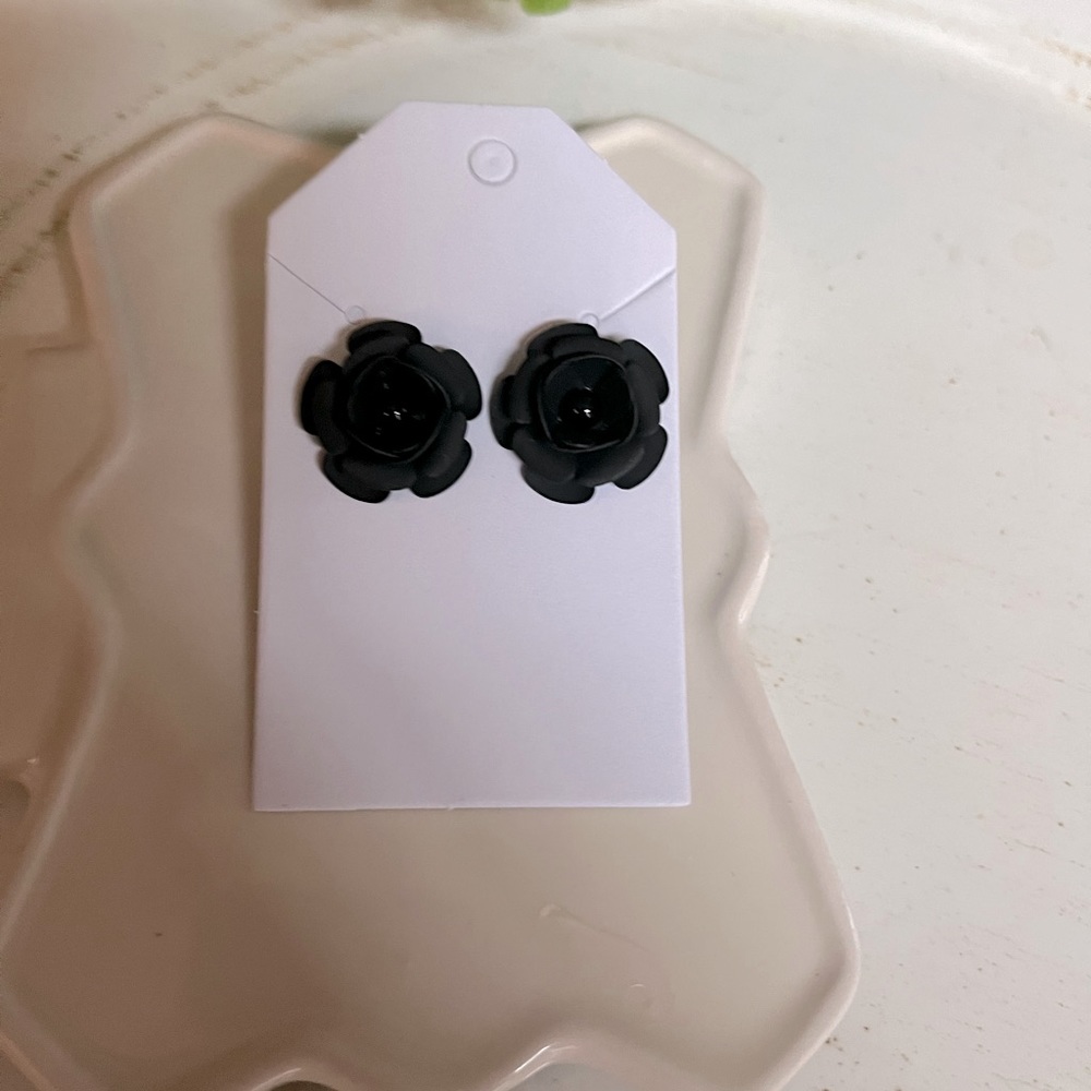 Fashion gold tone and black rose necklace and earrings bundle nwot - Picture 6 of 7